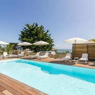 Gîtes avec piscine chauffée proche plage. Jardin