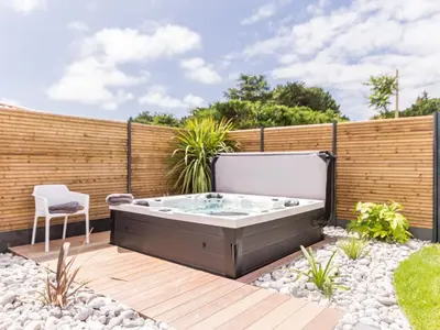 Plan de l'établissement Gîtes avec piscine chauffée, SPA, proche plage et commerces, jardin privatif et tout compris - FR-1-306-1207