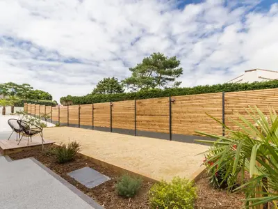 Jardin de l'établissement Gîtes avec piscine chauffée, SPA, proche plage et commerces, jardin privatif et tout compris - FR-1-306-1207