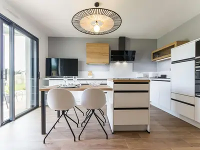 Cuisine ou kitchenette dans l'établissement Gîtes avec piscine chauffée, SPA, proche plage et commerces, jardin privatif et tout compris - FR-1-306-1207