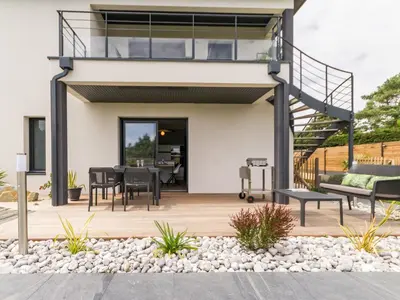 Balcon ou terrasse dans l'établissement Gîtes avec piscine chauffée, SPA, proche plage et commerces, jardin privatif et tout compris - FR-1-306-1207