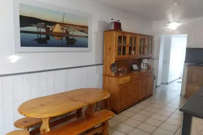 Cuisine ou kitchenette dans l'établissement LA MAISON BLEUE