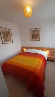 Un ou plusieurs lits dans un hébergement de l'établissement LES PALUDIERS Appartement 2 chambres centre-ville