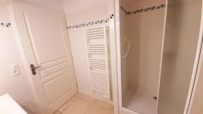 Salle de bains dans l'établissement LES PALUDIERS Appartement 2 chambres centre-ville