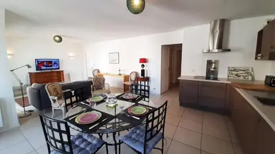 Cuisine ou kitchenette dans l'établissement LES PALUDIERS Appartement 2 chambres centre-ville