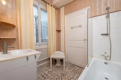 Salle de bains dans l'établissement Appartement Coeur de Ville rue Saint-Laud