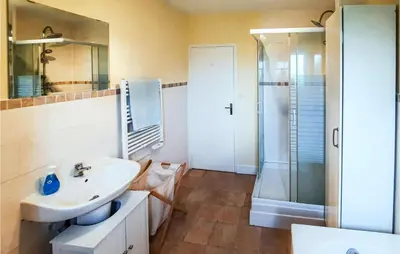 Salle de bains dans l'établissement 2 Bedroom Awesome Home In Chelun