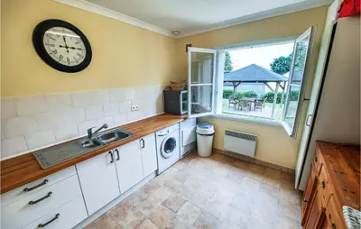 Cuisine ou kitchenette dans l'établissement 2 Bedroom Awesome Home In Chelun