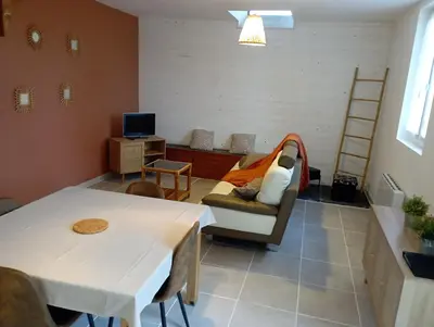 Télévision ou salle de divertissement dans l'établissement Les gîtes du petit Marcel