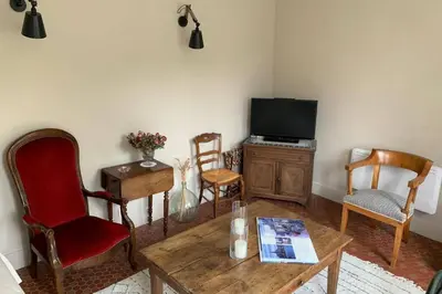 Télévision ou salle de divertissement dans l'établissement LA PETITE MAISON de Chenillé Changé