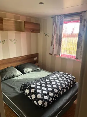 Un ou plusieurs lits dans un hébergement de l'établissement Mobilhome camping proche des plages