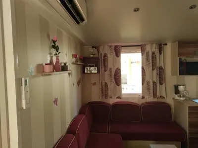 Coin salon dans l'établissement Mobilhome camping proche des plages
