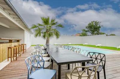 Piscine de l'établissement Magnifique villa pour grande famille à La Barre-de-Monts ou située à proximité