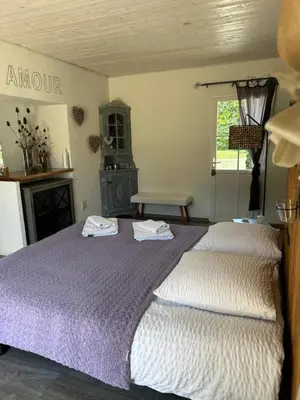 Un ou plusieurs lits dans un hébergement de l'établissement chambre d hôtes les trois châteaux