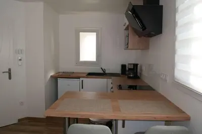 Cuisine ou kitchenette dans l'établissement CHARMANT STUDIO DANS UNE MAISON NEUVE