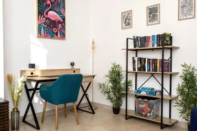 Bibliothèque dans l'appartement