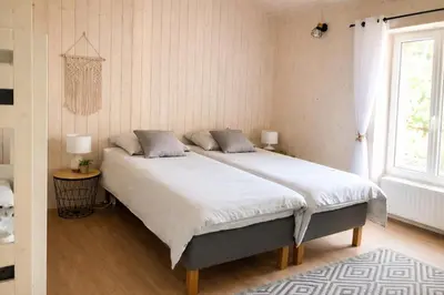 Un ou plusieurs lits dans un hébergement de l'établissement Maison cosy à 50m plage avec terrasse ensoleillée