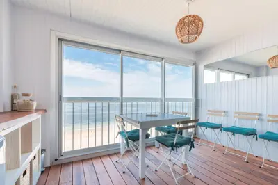 Vue générale sur la mer ou vue sur la mer prise depuis l'appartement