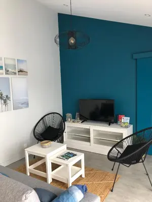 Télévision ou salle de divertissement dans l'établissement Maison moderne avec jardin à 750m de la mer