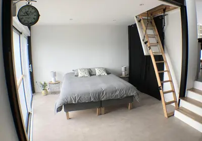 Un ou plusieurs lits dans un hébergement de l'établissement Maison moderne avec jardin à 750m de la mer