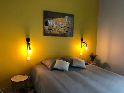 Un ou plusieurs lits dans un hébergement de l'établissement Maison moderne avec jardin à 750m de la mer