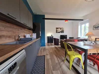 Cuisine ou kitchenette dans l'établissement Maison rénovée avec jardin, piscine chauffée et spa, proche plages vendéennes, idéal pour familles - FR-1-426-481