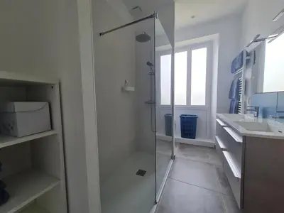 Salle de bains dans l'établissement Maison rénovée avec jardin, piscine chauffée et spa, proche plages vendéennes, idéal pour familles - FR-1-426-481