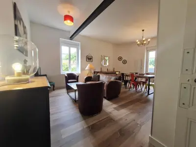 Coin salon dans l'établissement Maison rénovée avec jardin, piscine chauffée et spa, proche plages vendéennes, idéal pour familles - FR-1-426-481