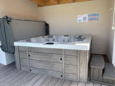Un ou plusieurs lits dans un hébergement de l'établissement Maison rénovée avec jardin, piscine chauffée et spa, proche plages vendéennes, idéal pour familles - FR-1-426-481