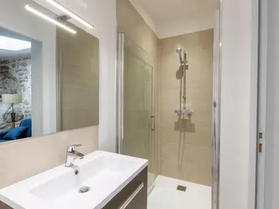 Salle de bains dans l'établissement Studio rénové avec terrasse privée en bord de Sèvre - Mortagne-sur-Sèvre - FR-1-426-484