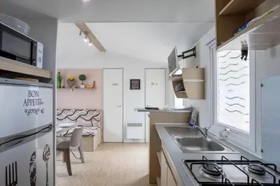 Cuisine ou kitchenette dans l'établissement Mobile Home - Sleeps 4 - Parking - Family Pools
