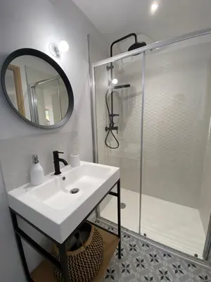 Salle de bains dans l'établissement NOIRMOUTIER - Petite maison 500m plage Sableaux
