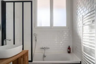 Salle de bains dans l'établissement Le Manège - Spacieux T2 avec Terrasse au coeur de Nantes