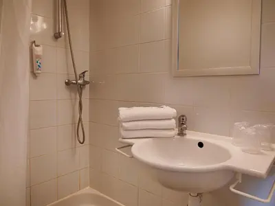 Salle de bains dans l'établissement Ibis Budget Redon