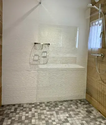 Salle de bains dans l'établissement Bel appartement en rez-de-jardin à 100m des plages