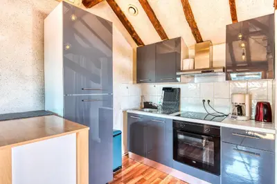 Cuisine ou kitchenette dans l'établissement Sous les toits vue LOIRE