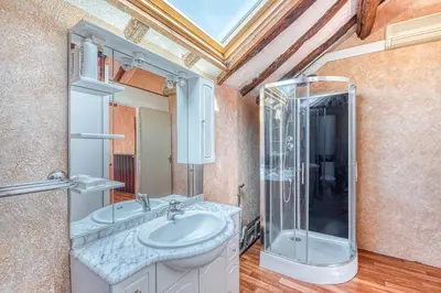Salle de bains dans l'établissement Sous les toits vue LOIRE