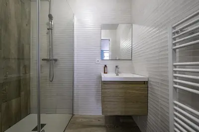 Salle de bains dans l'établissement Segré centre ? studio ? 24m² ? cuisne ? wifi ? TOUT NEUF!