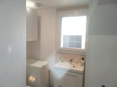 Salle de bains dans l'établissement Logement proche du Lac & Océan, Parking