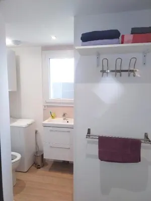 Salle de bains dans l'établissement Logement proche du Lac & Océan, Parking