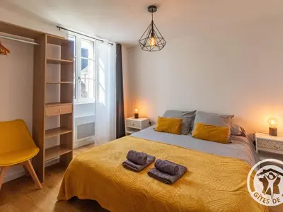 Un ou plusieurs lits dans un hébergement de l'établissement Gîte historique au bord de l'eau, Angers, 2 ch., tout confort, proche commodités et loisirs - FR-1-622-15