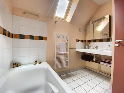 Salle de bains dans l'établissement Maison avec piscine
