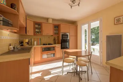 Cuisine ou kitchenette dans l'établissement Lenerie - 800m plage - Wifi - Parking
