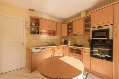 Cuisine ou kitchenette dans l'établissement Lenerie - 800m plage - Wifi - Parking