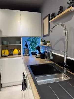 Cuisine ou kitchenette dans l'établissement Lincontournable - Jaccuzi-Piscine-Sauna-Hammam