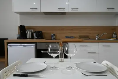 Cuisine ou kitchenette dans l'établissement T2 Charmant - Segré centre ville - 003