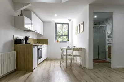 Cuisine ou kitchenette dans l'établissement T2 Duplex Segré - Hyper centre - Wifi - Netflix
