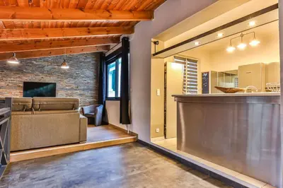 Cuisine ou kitchenette dans l'établissement L'atypique - Piscine intérieure - Wifi