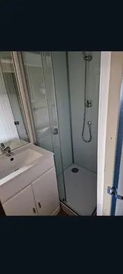 Salle de bains dans l'établissement Mobilhome spacieux