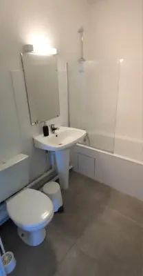Salle de bains dans l'établissement LE BACO-BACO, FACE AU CHÂTEAU, AVEC PARKING